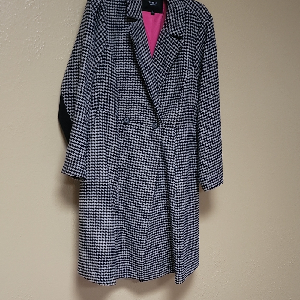 Torrid Sz 3 (22/24) Black and White Houndstooth Trench Coat with Pink Lining